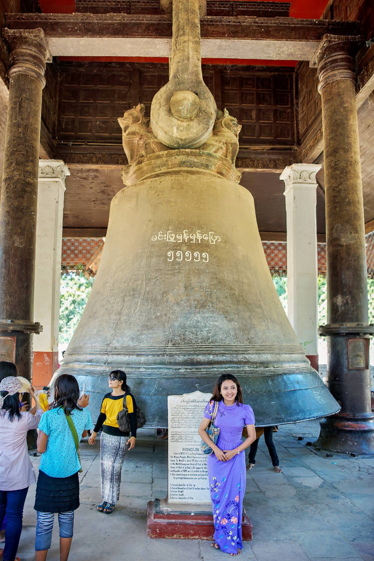 Bodawpaya ließ auch eine große Glocke errichten, die Teil der Stupa sein sollte und die lange Zeit die größte funktionierende Glocke der Welt war.